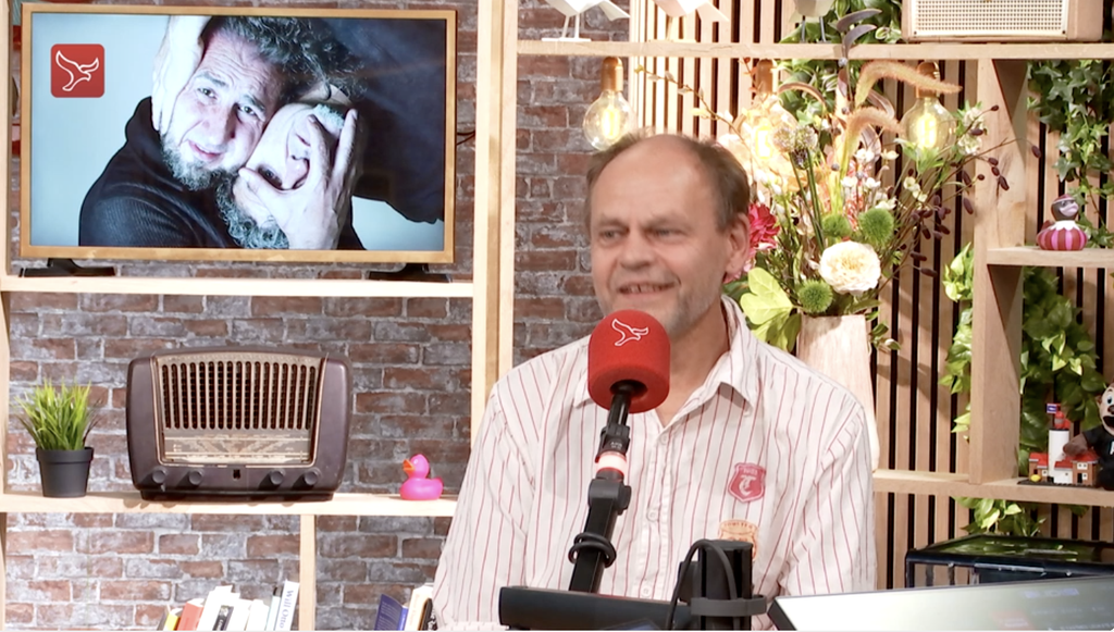 Andreas Denk in de studio van Omroep Flevoland